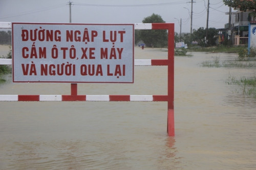 Đường phố Thừa Thiên- Huế chìm trong biển nước sau mưa lớn ảnh 1