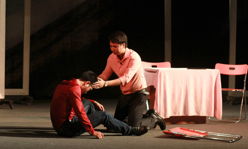 Mệt mỏi của những con người phải che giấu con người thực, cảm xúc thực của mình tránh sự kì thị của mọi người