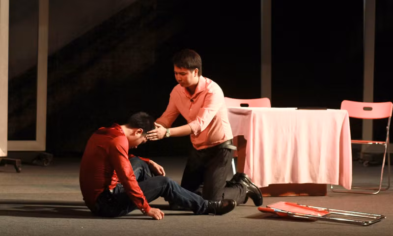 Mệt mỏi của những con người phải che giấu con người thực, cảm xúc thực của mình tránh sự kì thị của mọi người