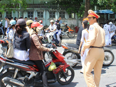 Nhiều người điều khiển phương tiện đang hiểu sai về việc xử phạt “xe không chính chủ” theo hướng chỉ đi xe do mình đứng tên đăng ký mới đúng quy định. Ảnh: Nguyễn Huy