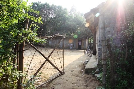 Khu trọ mới (nơi T. về ở sau khi bị đánh) cũng lụp xụp không kém