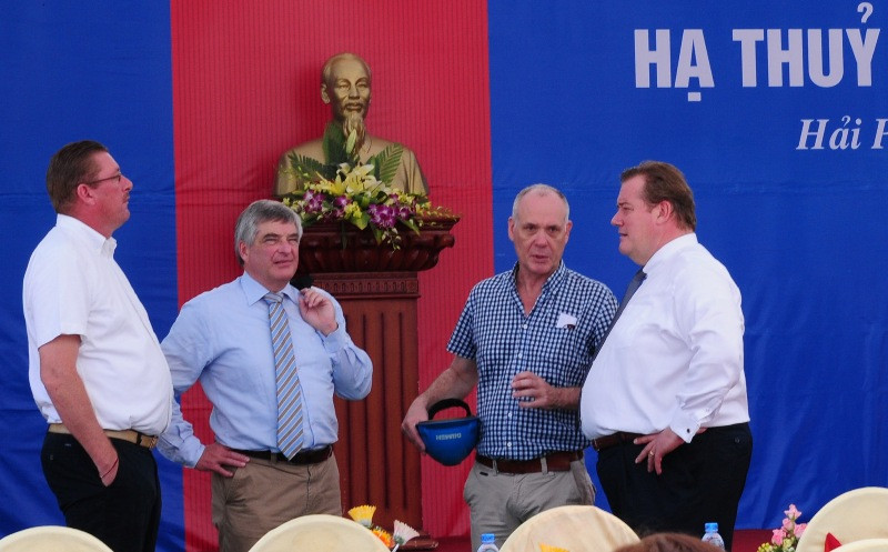 Cac chuyên gia tập đoàn đóng tàu DaMEn (Hà Lan)