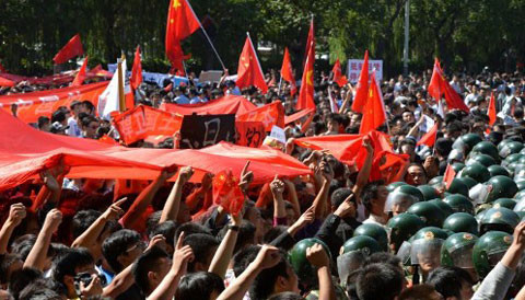 Người biểu tình đối mặt với hàng rào cảnh sát ở Bắc Kinh