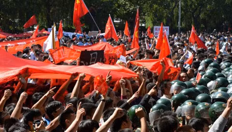 Người biểu tình đối mặt với hàng rào cảnh sát ở Bắc Kinh