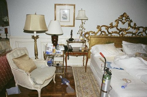 Căn phòng bừa bộn sau khi Michael Jackson đột quỵ.