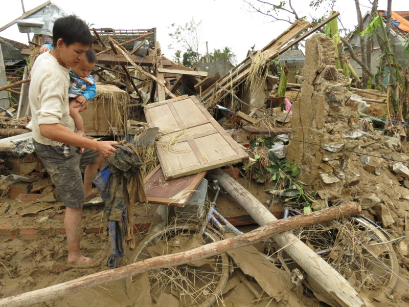 Người đàn ông này phải mặc áo vợ và đang lúc tìm quần áo của mình dưới đống đỏ nát