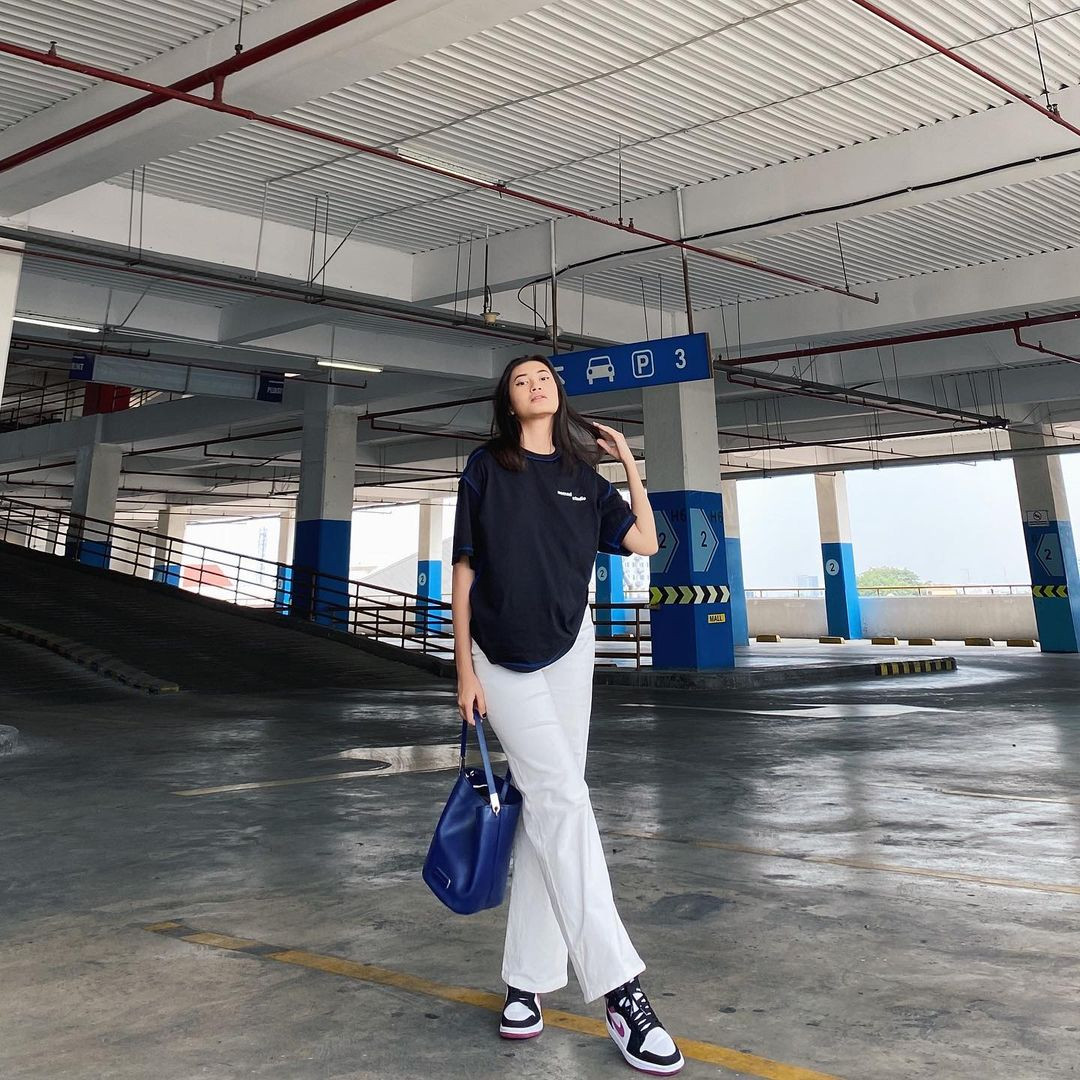 Ngoài đời, người đẹp có gu ăn mặc giản dị, năng động.