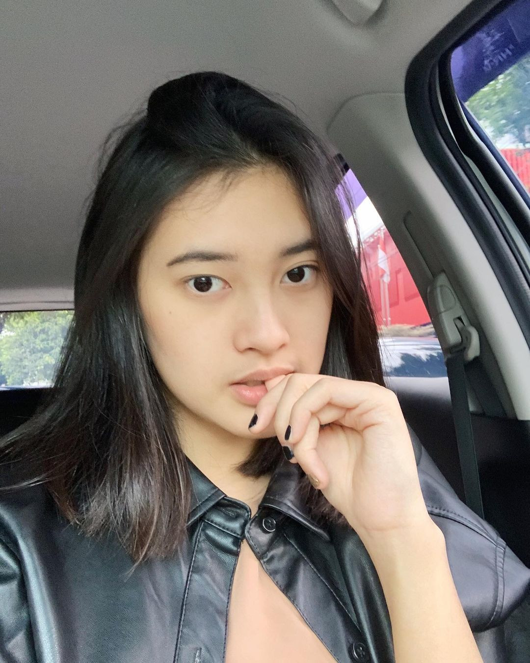 Cô đã tốt nghiệp Đại học Diponegoro, chuyên ngành Kỹ thuật Hóa học.