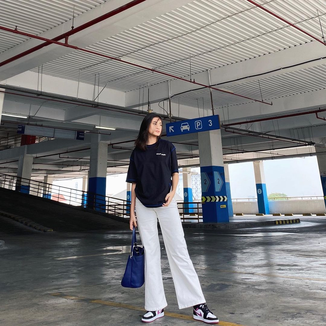 Ngoài đời, người đẹp có gu ăn mặc giản dị, năng động.