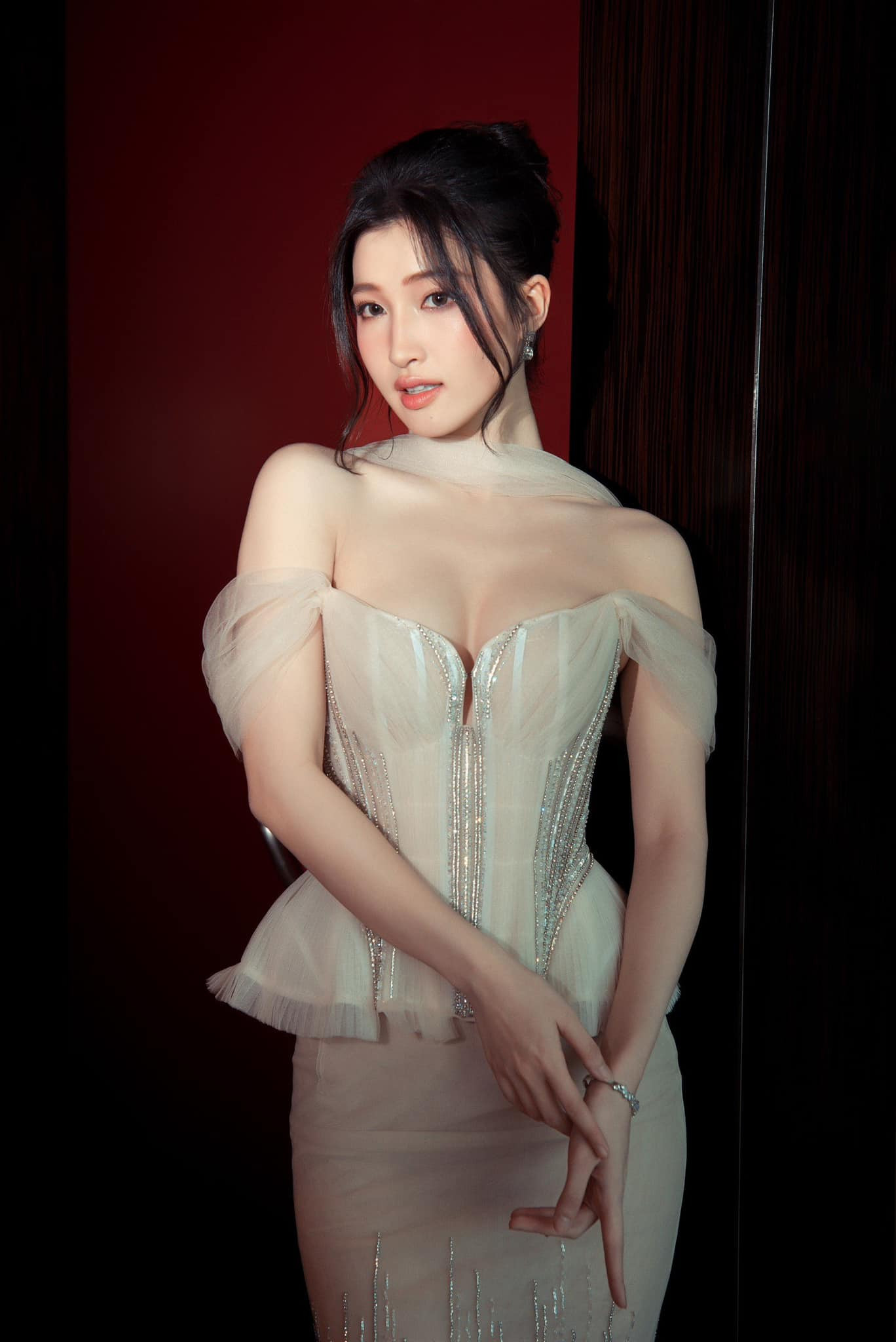 Nguyễn Phương Nhi sinh năm 2002, cao 1,7 m, số đo ba vòng 80-57-88 cm. Người đẹp gốc Thanh Hóa theo học chuyên ngành Luật thương mại quốc tế Đại học Luật Hà Nội, thông thạo tiếng Anh, Tây Ban Nha. Tại cuộc thi Miss World Vietnam - Hoa hậu Thế giới Việt Nam 2022, Phương Nhi giành giải Á hậu 2 và thắng giải phụ Người có làn da đẹp nhất.