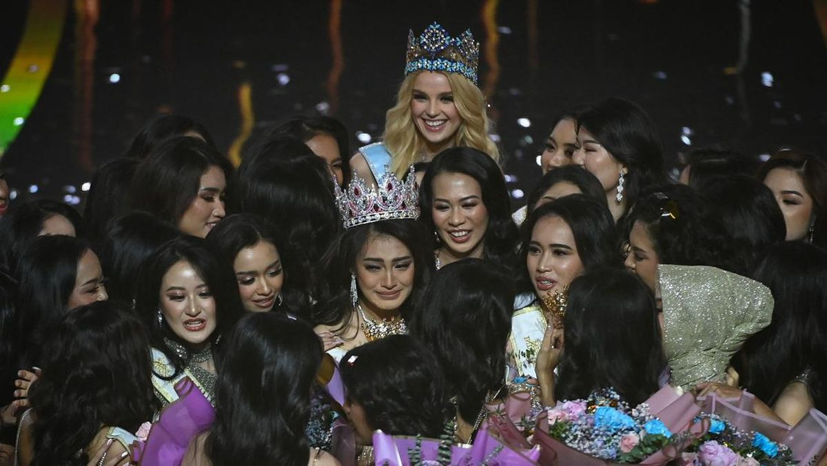 Trước chung kết, nhiều người dự đoán Monica đăng quang. Tuy nhiên, cũng có những ý kiến cho rằng nhan sắc của người đẹp bình thường, nhạt nhòa. Khi đứng cạnh đương kim Hoa hậu Thế giới Krystyna Pyszková, nhan sắc của Monica được nhận xét không tỏa sáng.