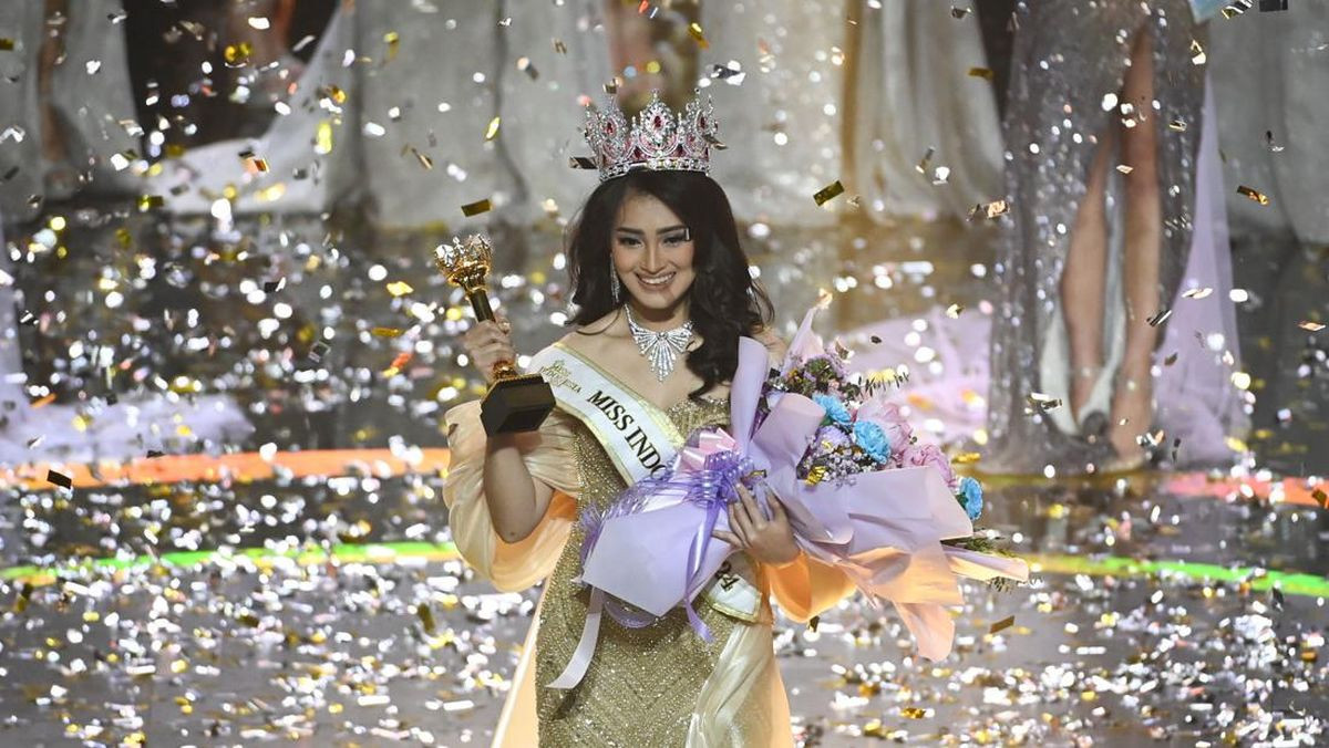 Trước chung kết, nhiều người dự đoán Monica đăng quang. Tuy nhiên, cũng có những ý kiến cho rằng nhan sắc của người đẹp bình thường, nhạt nhòa. Khi đứng cạnh đương kim Hoa hậu Thế giới Krystyna Pyszková, nhan sắc của Monica được nhận xét không tỏa sáng.