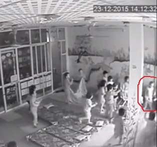 Hà Nội: Phẫn nộ bé 3 tuổi bị kéo tai, lột quần áo vì tè dầm ảnh 1