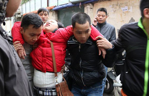 Hà Nội: Ngất xỉu, hỗn loạn ở phòng tiêm vắc xin ảnh 3