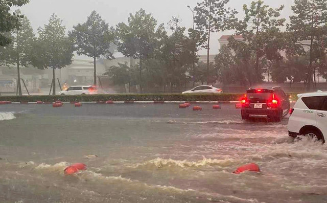 Cơn mưa lớn chiều tối 26/8 tại TP Bến Cát khiến ngập lụt cục bộ, nhiều phương tiện chết máy, bình gas trôi dạt trên đường...