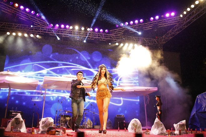 Sân khấu được trang hoàng khá lộng lẫy Bài viết: http://news.zing.vn/Nu-sinh-DH-Thang-Long-dien-noi-y-giua-dem-gia-ret-post377796.html#category Nguồn Zing News 