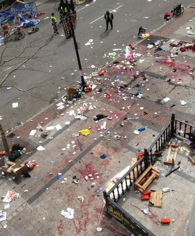 Máu vương vãi tại hiện trường