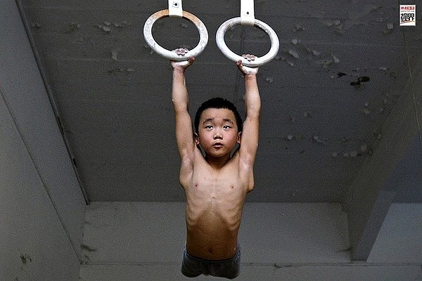 Trung Quốc đông dân nên việc tìm ra tài năng không quá khó. Song chỉ tài năng thôi chưa đủ, bất cứ vinh quang nào cũng đòi hỏi máu và nước mắt