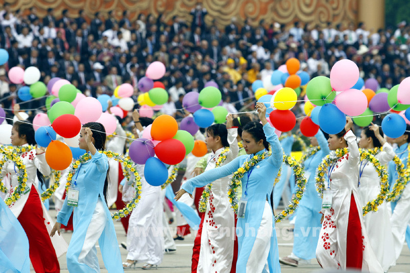 Diễu hành qua lễ đài. Ảnh: Hồng Vĩnh.