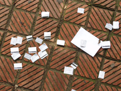 Phao thi tốt nghiệp PTTH vứt đầy sân trường tại một địa điểm thi ở Hà Nội Ảnh tư liệu: Hồng Vĩnh. Phao thi tốt nghiệp PTTH vứt đầy