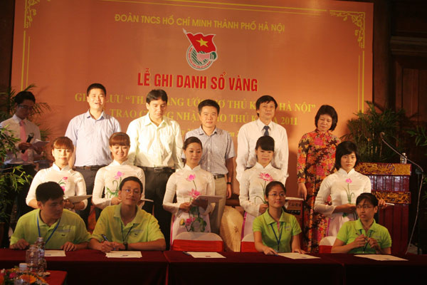 Giáo sư Ngô Bảo Châu chứng kiến các thủ khoa ghi danh bảng vàng. Ảnh: Xuân Tùng Giáo sư Ngô Bảo Châu chứng kiến các thủ khoa ghi danh bảng vàng