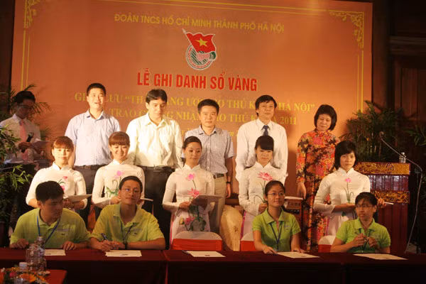 Giáo sư Ngô Bảo Châu chứng kiến các thủ khoa ghi danh bảng vàng