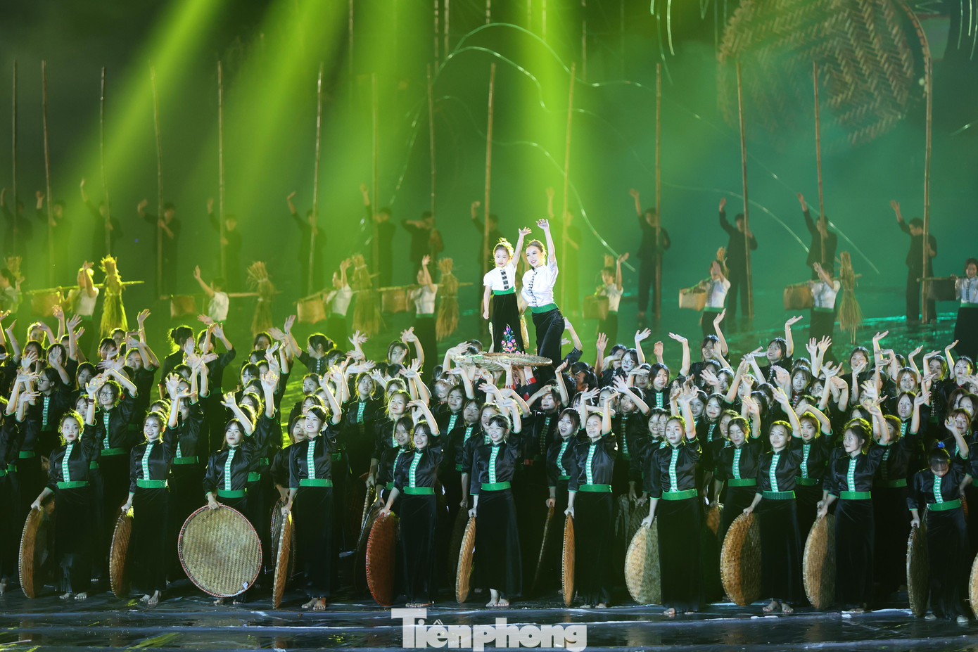 Điều đặc biệt là chương trình không sử dụng đạo cụ sân khấu thông thường mà dùng các hiện vật tồn tại hàng ngày trong đời sống người Thái như lúa, tre, nông cụ… Điều đặc biệt là chương trình không sử dụng đạo cụ sân khấu thông thường mà dùng các hiện vật tồn tại hàng ngày trong đời sống người Thái như lúa, tre, nông cụ…