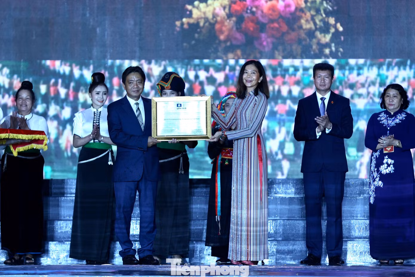 Bà Pauline Tamesis, Điều phối viên Thường trú Liên Hợp Quốc tại Việt Nam trang trọng trao bằng của UNESCO ghi danh di sản Nghệ thuật Xòe Thái cho Thứ trưởng Bộ VHTTDL Hoàng Đạo Cương.