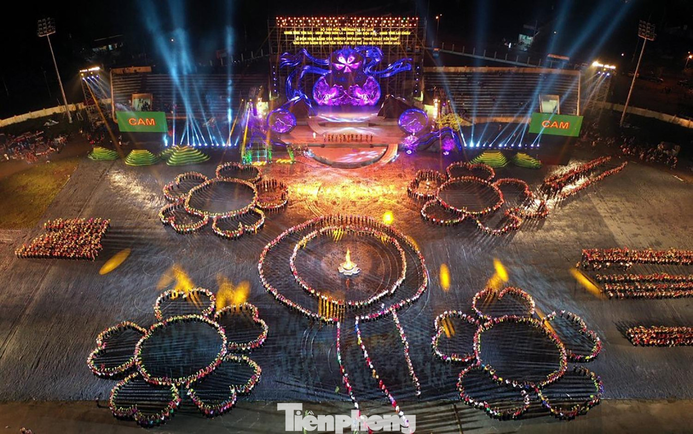 Chương trình kết thúc trong không gian sôi động, cháy lửa của những vòng Xòe bất tận. Trong những ngày qua, hơn 3.000 nghệ sĩ, diễn viên và nghệ nhân đồng bào dân tộc Thái đã miệt mài tập luyện để tạo nên những điểm nhấn khó quên trong đêm vinh danh, đặc biệt là màn đại xòe chưa từng có với quy mô 2.022 người. Chương trình kết thúc trong không gian sôi động, cháy lửa của những vòng Xòe bất tận. Trong những ngày qua, hơn 3.000 nghệ sĩ, diễn viên và nghệ nhân đồng bào dân tộc Thái đã miệt mài tập luyện để tạo nên những điểm nhấn khó quên trong đêm vinh danh, đặc biệt là màn đại xòe chưa từng có với quy mô 2.022 người.