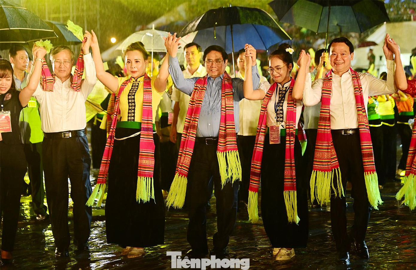 Thủ tướng Phạm Minh Chính và các đại biểu cùng hòa chung điệu xòe Thái. Thủ tướng Phạm Minh Chính và các đại biểu cùng hòa chung điệu xòe Thái.