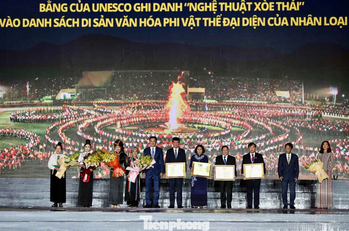 Thứ trưởng Bộ VHTTDL Hoàng Đạo Cương, Thứ trưởng Bộ Ngoại giao, đại diện Ủy ban Quốc gia UNESCO Việt Nam Phạm Quang Hiệu trao bằng cho lãnh đạo các tỉnh Yên Bái, Sơn La, Điện Biên, Lai Châu và tặng hoa cho đại diện cộng đồng của 4 tỉnh có di sản. Thứ trưởng Bộ VHTTDL Hoàng Đạo Cương, Thứ trưởng Bộ Ngoại giao, đại diện Ủy ban Quốc gia UNESCO Việt Nam Phạm Quang Hiệu trao bằng cho lãnh đạo các tỉnh Yên Bái, Sơn La, Điện Biên, Lai Châu và tặng hoa cho đại diện cộng đồng của 4 tỉnh có di sản.