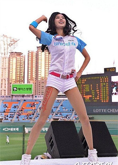 Kiểu 'nhảy ngựa' quen thuộc của nam ca sĩ Psy cũng thường xuyên được các nữ cổ động viên sử dụng