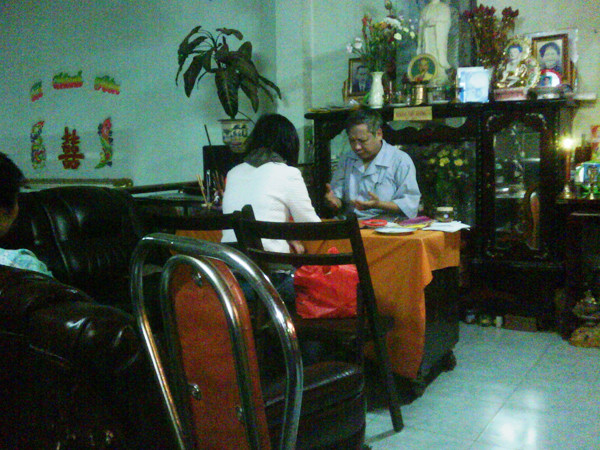 Ông Thiết đang “bắt bệnh” con bệnh