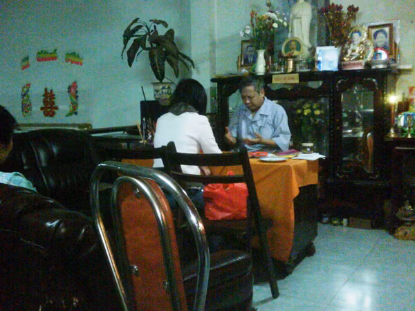 Ông Thiết đang “bắt bệnh” con bệnh. Ông Thiết đang “bắt bệnh” con bệnh