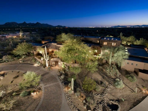 Biệt thự được bao quanh bởi thảm thực vật đặc trưng vùng sa mạc là xương rồng