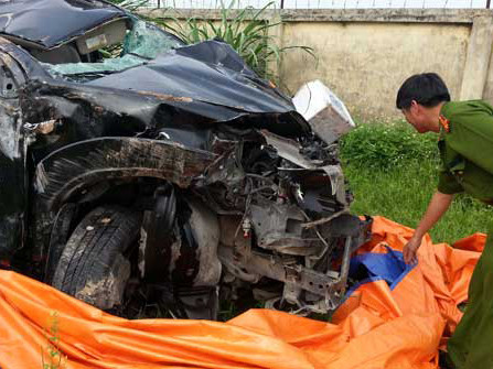 Chiếc xe gây tai nạn được đưa về trụ sở Công an huyện Phúc Thọ. Chiếc xe gây tai nạn được đưa về trụ sở Công an huyện Phúc Thọ