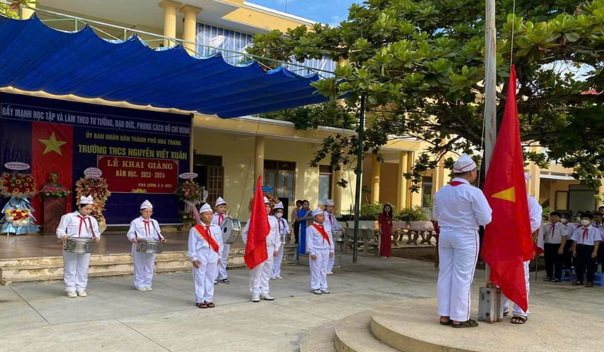 Học sinh trường THCS Nguyễn Viết Xuân - Nha Trang làm lễ chào cờ khai giảng năm học mới.