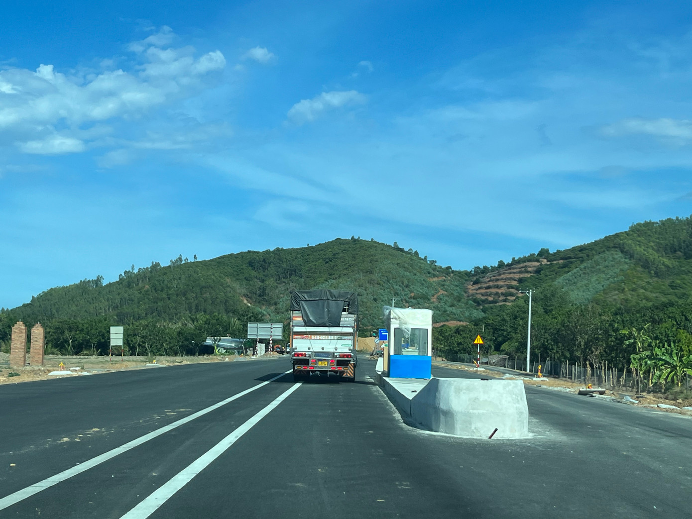 Một trạm thu phí đang được xây dựng trên cao tốc Nha Trang - Cam Lâm. Ảnh: Công Hoan. Một trạm thu phí đang được xây dựng trên cao tốc Nha Trang - Cam Lâm. Ảnh: Công Hoan.