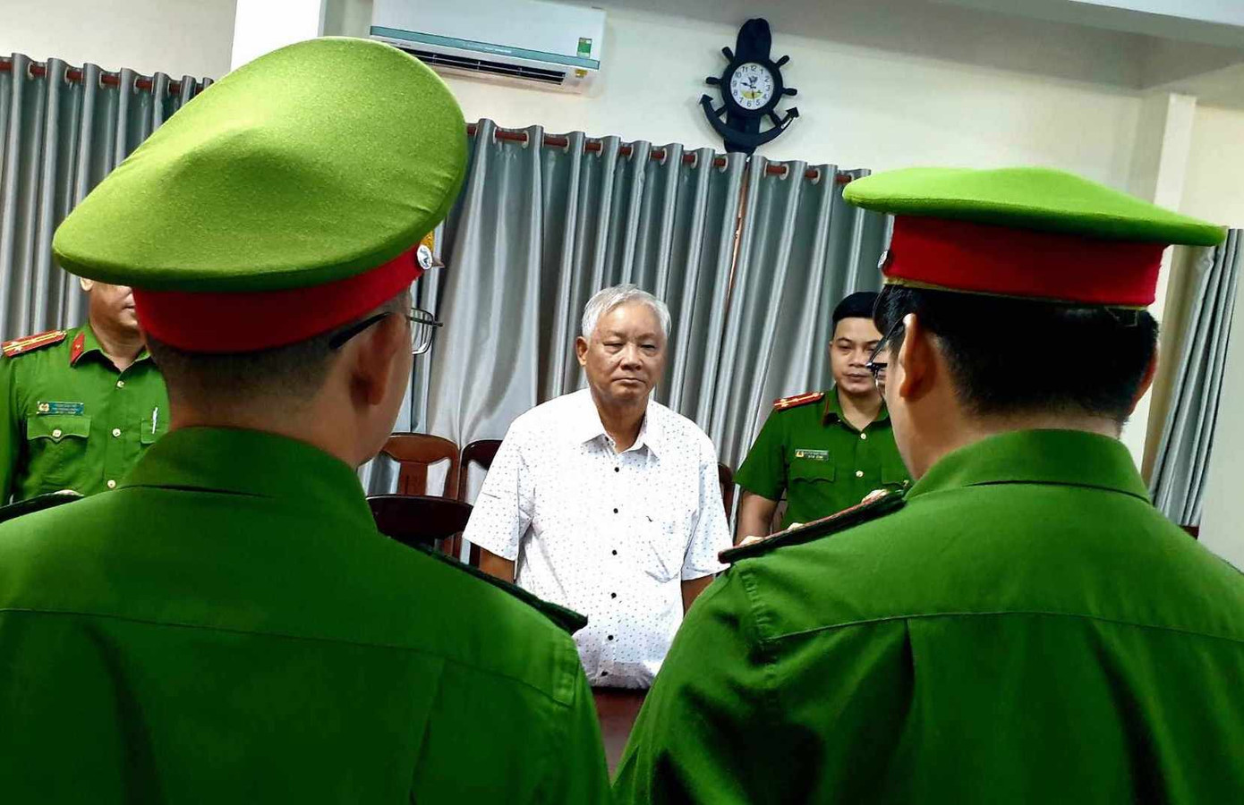 Nguyên Chủ tịch UBND tỉnh Phú Yên Phạm Đình Cự nghe công an đọc lệnh khởi tố. Ảnh: L.H.