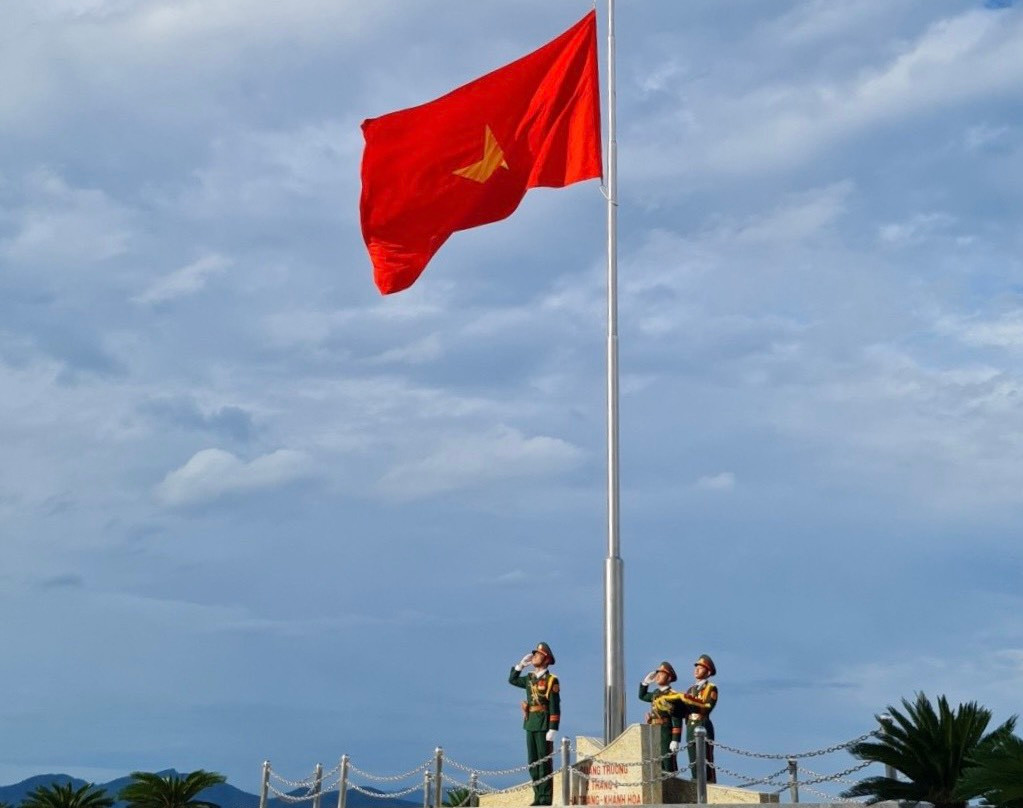 Chứng kiến lá cờ đỏ sao vàng tung bay giữa biển trời Nha Trang là khoảnh khắc ngập tràn niềm tự hào đối với mỗi người dân Khánh Hòa.