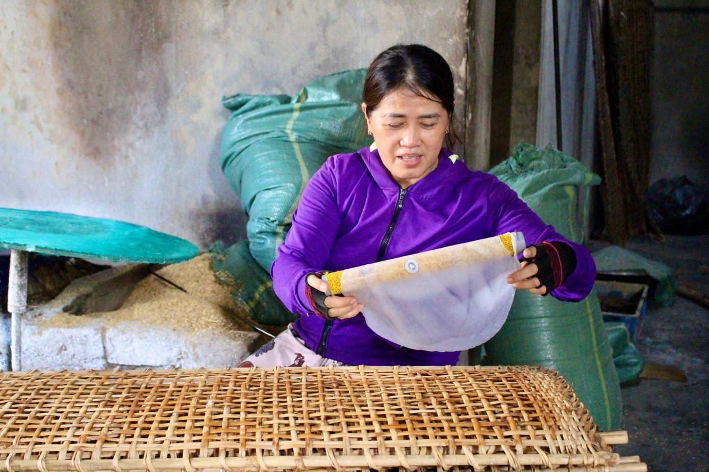Không chỉ có vậy, ở công đoạn lấy bánh ra khỏi khuôn và đặt lên vỉ phơi, người thợ phải thao tác thật nhanh và điệu nghệ, vì nếu chậm trễ hoặc không cẩn thận, bánh dễ bị rơi khỏi ống khuôn hoặc xếp chồng lên nhau.
