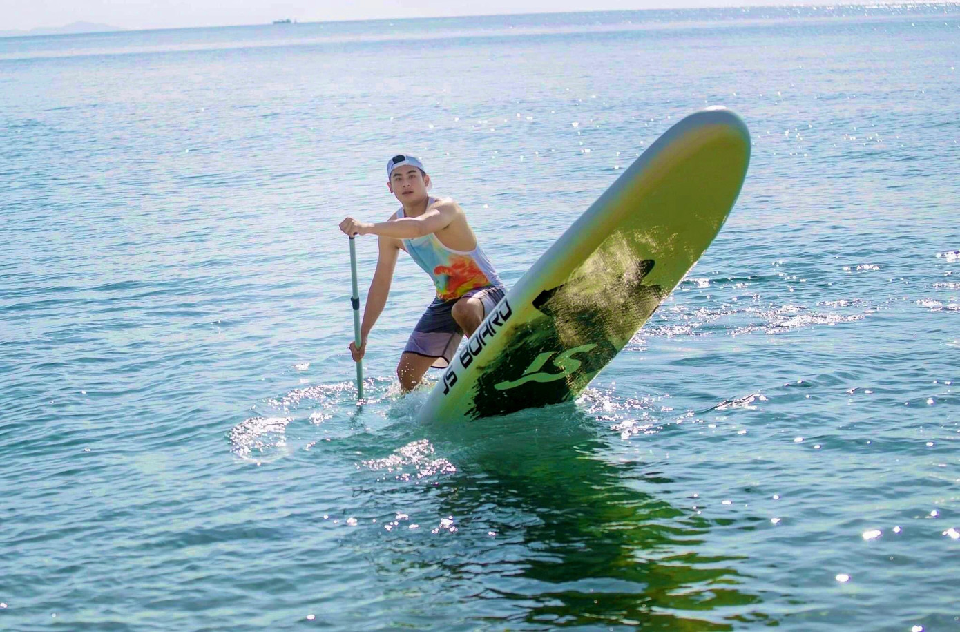 Anh Nguyễn Quốc Trung (32 tuổi, sống tại TP Nha Trang) chia sẻ: “Tôi thích cảm giác bình yên lênh đênh trên mặt nước mà không cần đi đâu xa. Thật tốt vì vừa có thể vận động tăng cường sức khỏe vừa xả stress rất hiệu quả để bắt đầu khoảng thời gian làm việc mới.”