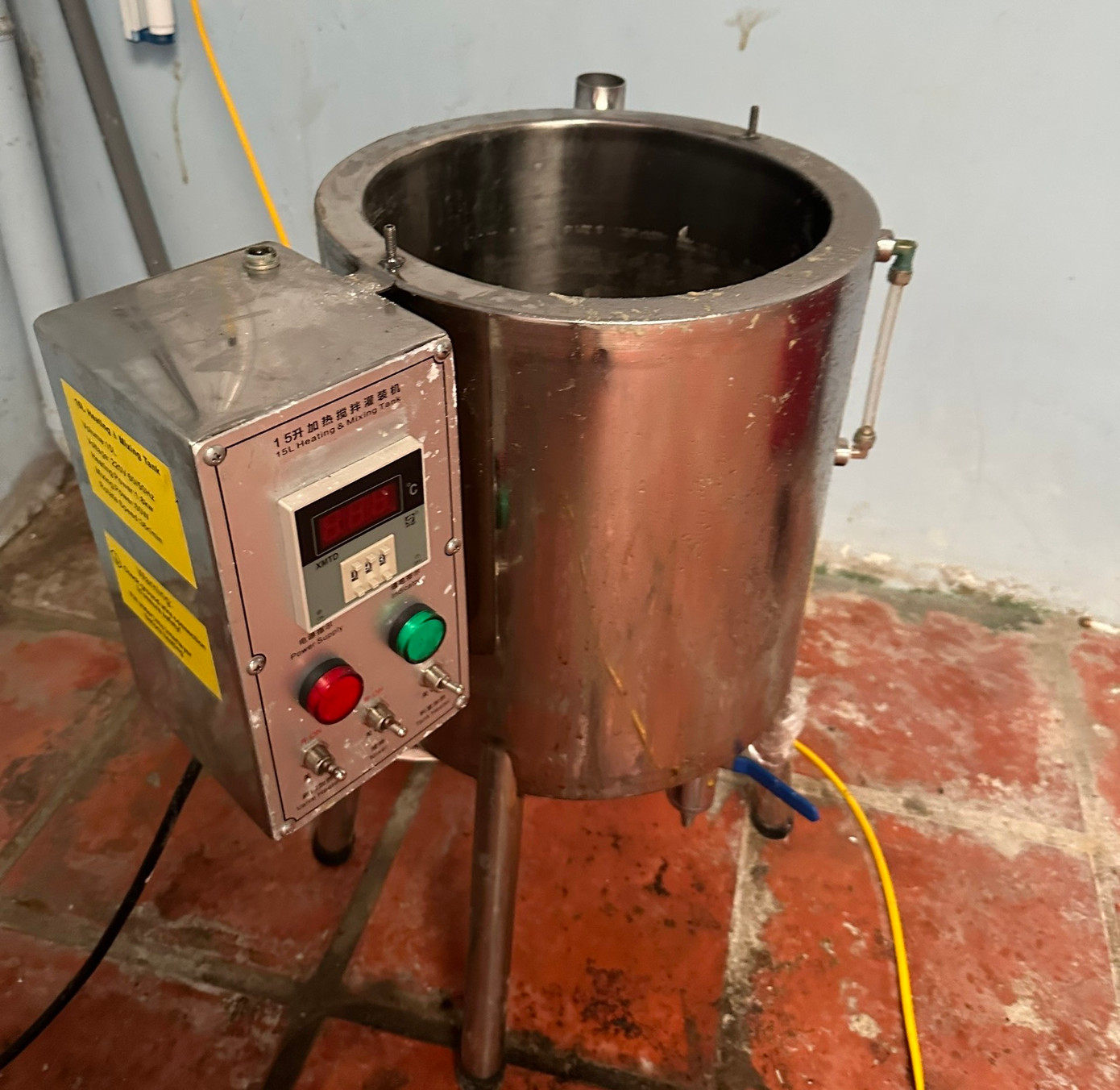 Các phương tiện dùng để bào chế "cỏ Mỹ" của Đỗ Ngọc Tùng. Ảnh: CACC.