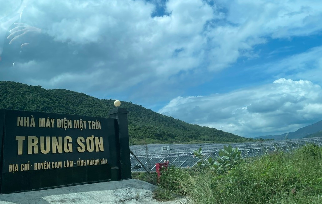 Nhà máy ĐMT Trung Sơn được hoạt động dù chồng lấn đất rừng. Ảnh: Công Hoan. Nhà máy ĐMT Trung Sơn được hoạt động dù chồng lấn đất rừng. Ảnh: Công Hoan.