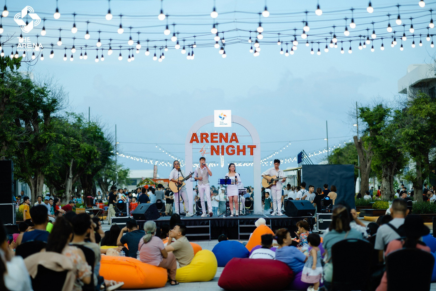 Khách du lịch xem ca nhạc tại khu du lịch The Arena - Bãi Dài. Ảnh: C.H.