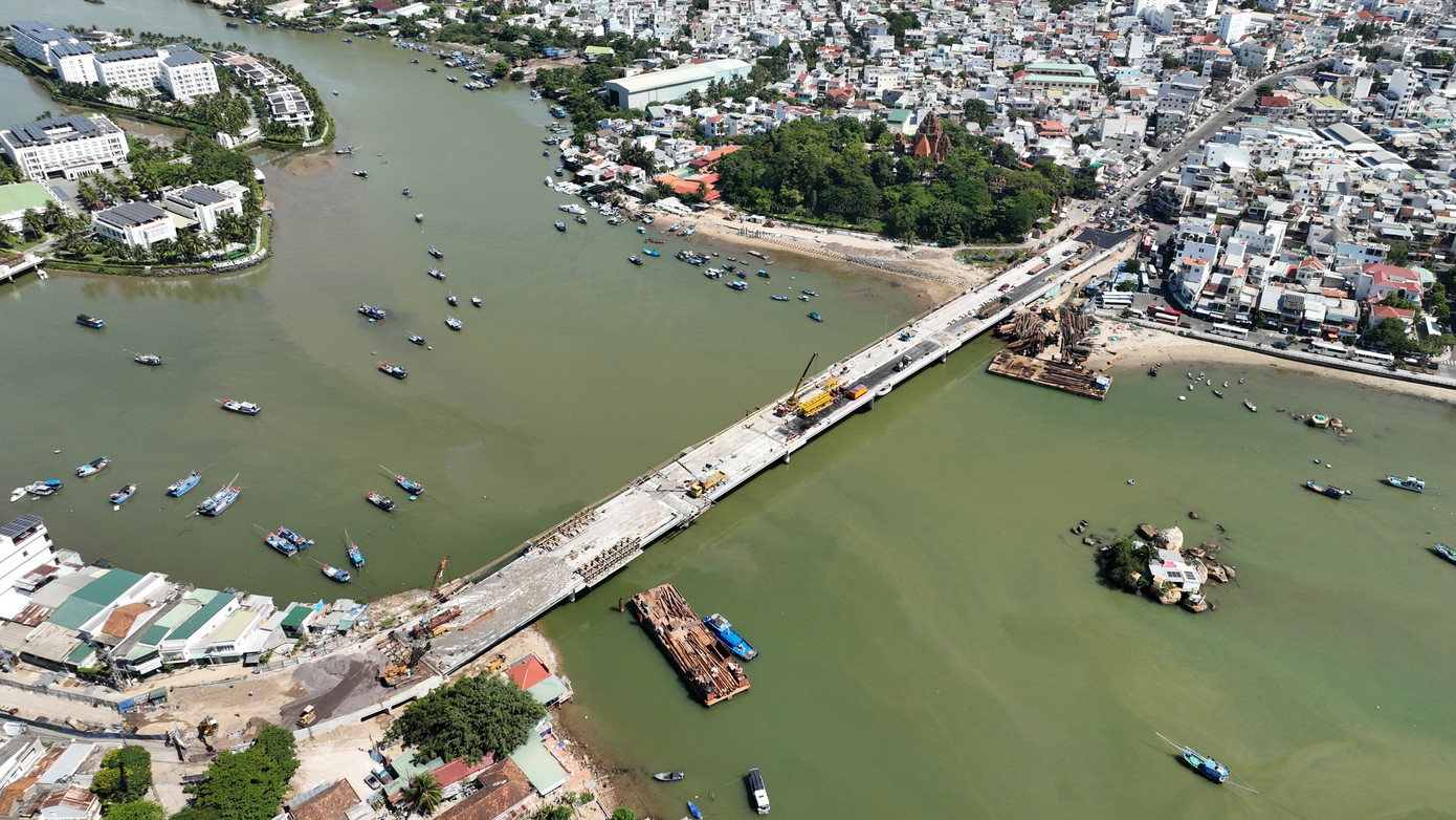 Cầu Xóm Bóng hoạt động sẽ giảm ùn tắc cho cầu Trần Phú phía hạ lưu. Ảnh: Trần Minh Ngọc. Cầu Xóm Bóng hoạt động sẽ giảm ùn tắc cho cầu Trần Phú phía hạ lưu. Ảnh: Trần Minh Ngọc.