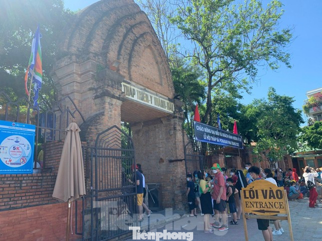 Khách tham quan di tích Tháp Bà Ponagar vào các dịp lễ. Ảnh: L.H. Khách tham quan di tích Tháp Bà Ponagar vào các dịp lễ. Ảnh: L.H.