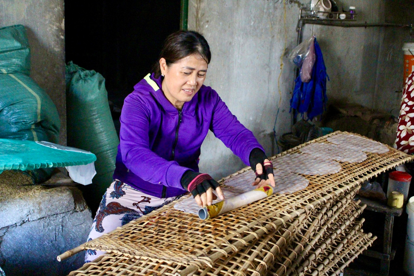 “Số lượng bánh là mỗi ngày có thể lên đến khoảng 2000 cái, đa số là phân phối cho các tỉnh Tây Nguyên và Hà Nội. Bánh tráng có giá khoảng 20.000 - 25.000 đồng/30 cái, có thể dùng để cuốn chả ram, cuốn nem,… rất được ưu chuộng bởi cách làm thủ công, vị ngon, mang đậm chất quê hương”, chị Lê Ngọc Khiết (ở thị xã Ninh Hòa) cho biết thêm.