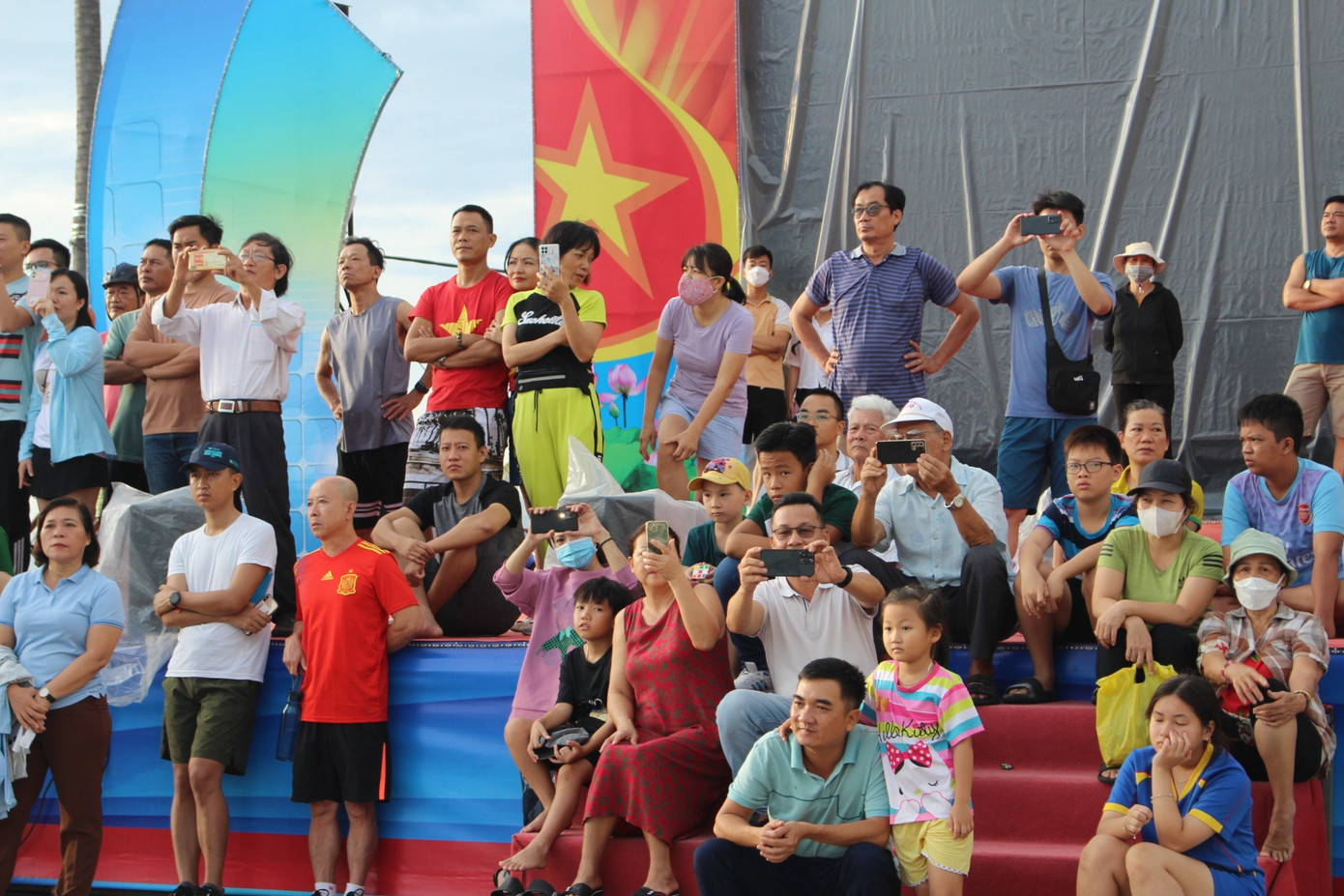 Nhiều người dân và du khách đã có mặt từ sớm háo hức theo dõi lễ thượng cờ đầu tiên được tổ chức tại tỉnh Khánh Hòa.