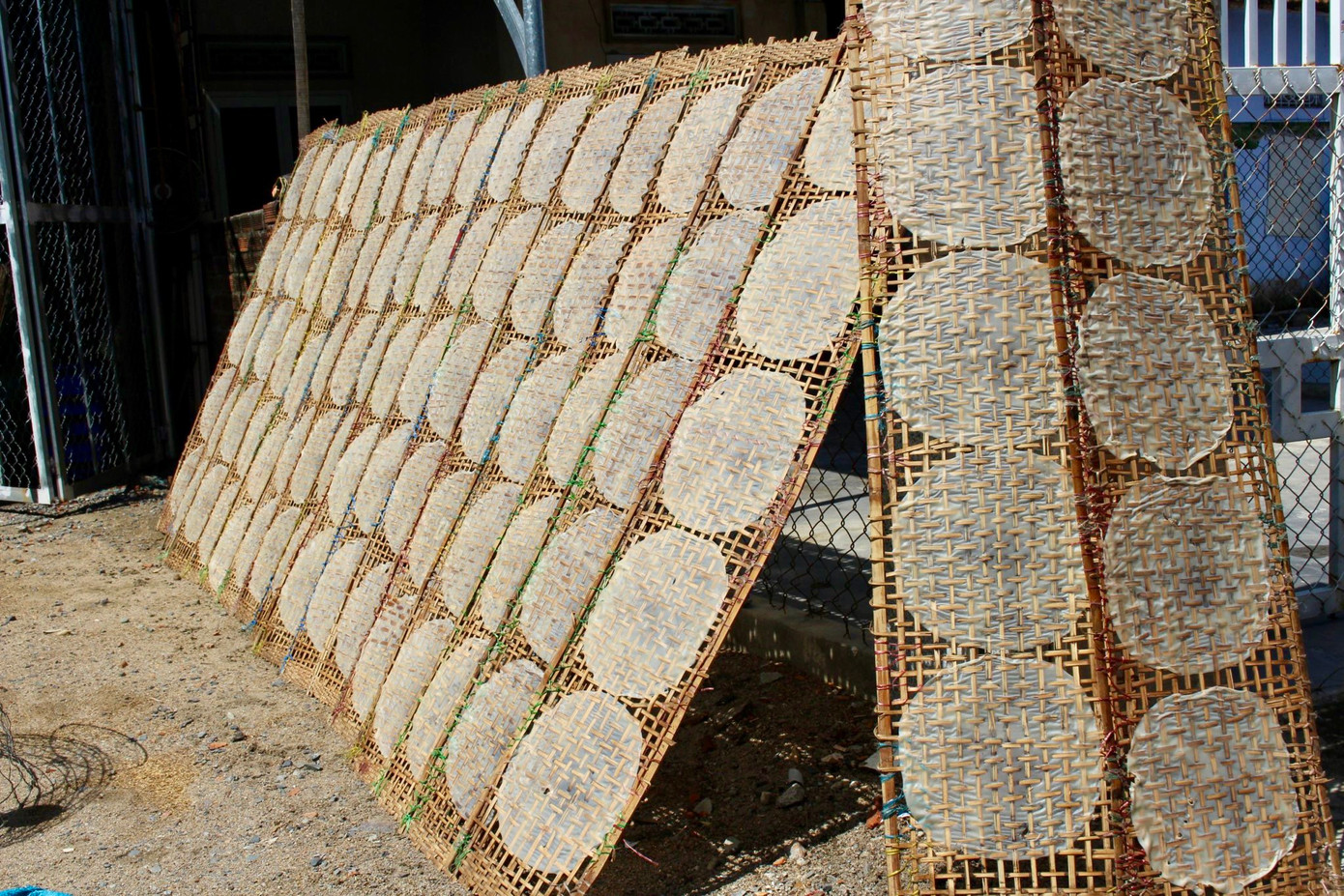 Theo các bậc lão làng kể lại, cái tên Xóm Rượu xuất phát từ xa xưa vì nơi đây chỉ chuyên nấu rượu. Sau đó những người dân di cư từ tỉnh Phú Yên vào thị xã Ninh Hòa lập nghiệp mang theo nghề làm bánh tráng cuốn chả.